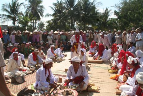Lễ tôn chức phó cả sư và thầy Pasaih của người chăm Ahêr ở Ninh Thuận